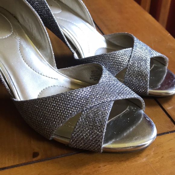 Silver heels - Picture 1 of 5